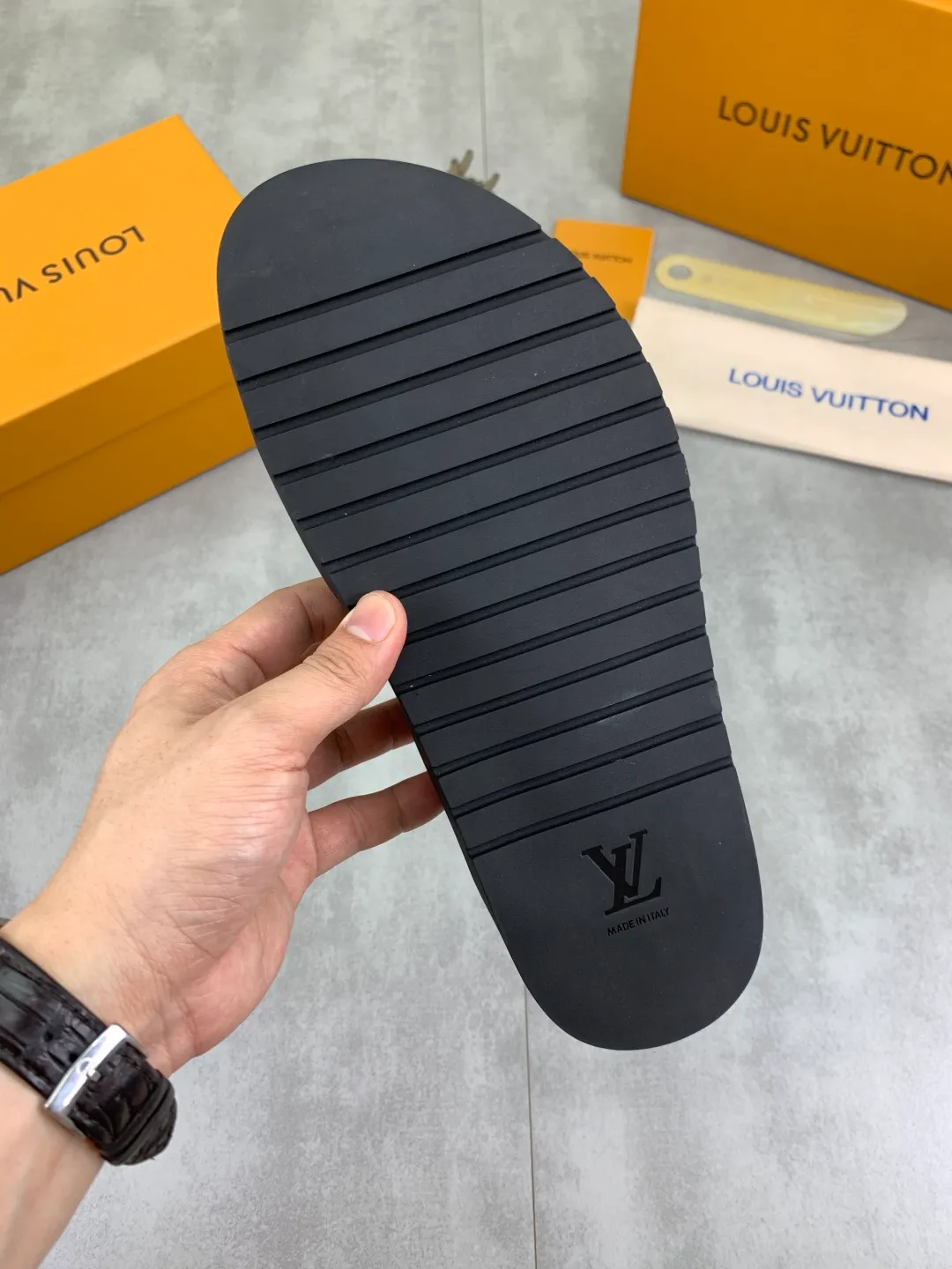 Men's shoes 💰P300💰【New style】🆘 Original quality 【LOUIS VUITTON】The popular Louis Vuitton LV men's slippers on the official website are on sale simultaneously! Original fabric imported from Italy, original factory special supply, code number: 38-44 (45 customized), many colors available